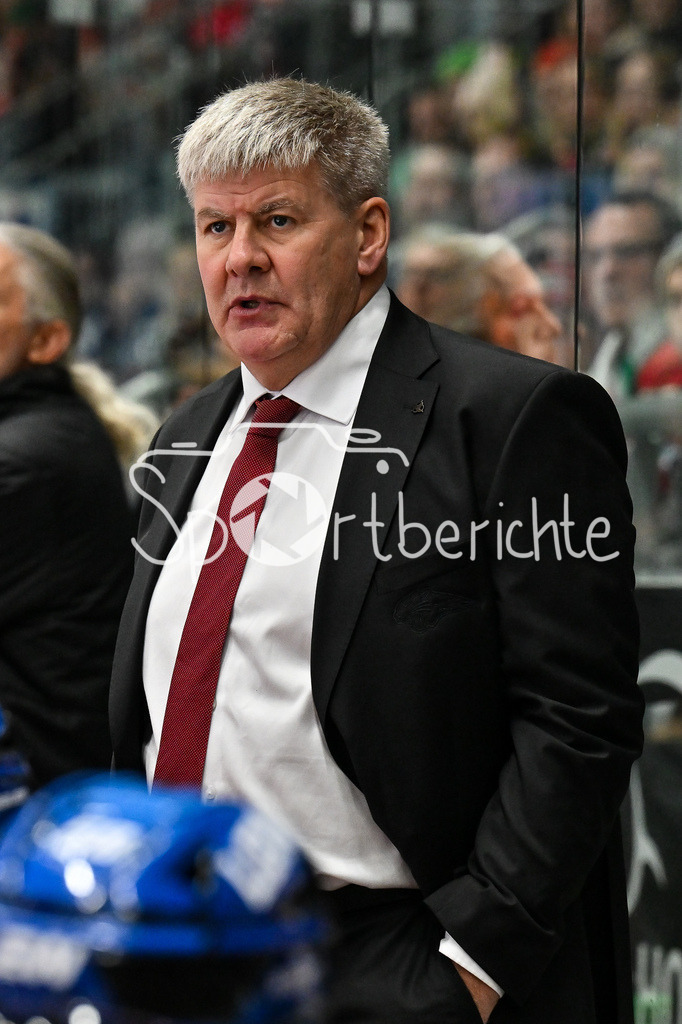 Augsburger Panther - Schwenninger Wild Wings | AUGSBURG, DEUTSCHLAND - 2. NOVEMBER:  Bill PETERS Trainer Augsburger Panther in Aktion beim Ligaspiel zwischen den Augsburger Panthern und den Schwenninger Wild Wings am 17. Spieltag der Penny DEL im Curt Frenzel Stadion am 02.11.2025
