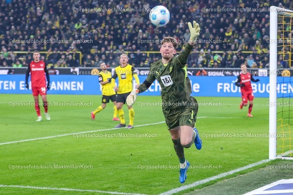 BVB10012501092 | 10.01.2025, Fußball, Borussia Dortmund - Bayer 04 Leverkusen, 1. Fußball Bundesliga, 16. Spieltag, Signal Iduna Park, Saison 2024 2025: Torwart Gregor Kobel (BVB #1) in Aktion Hechtet dem Ball hinterherDFB regulations prohibit any use of photographs as image sequences and or quasi-video.