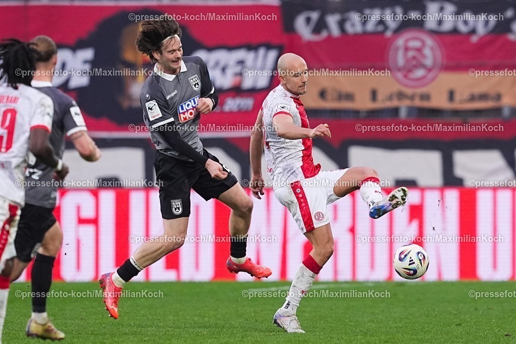 xYDRx20122501186 | 20.12.2025, xydrx, Fußball, 3.Liga, Rot-Weiss Essen - SSV Ulm 1846, Saison 2025 2026, Stadion an der Hafenstraße: Elias Loeder (SSV Ulm 1846 #26) Tobias Kraulich (Rot-Weiss Essen #33)   DFB regulations prohibit any use of photographs as image sequences and or quasi-video.Photo: xYannisxDreimannxPressefotoKochx