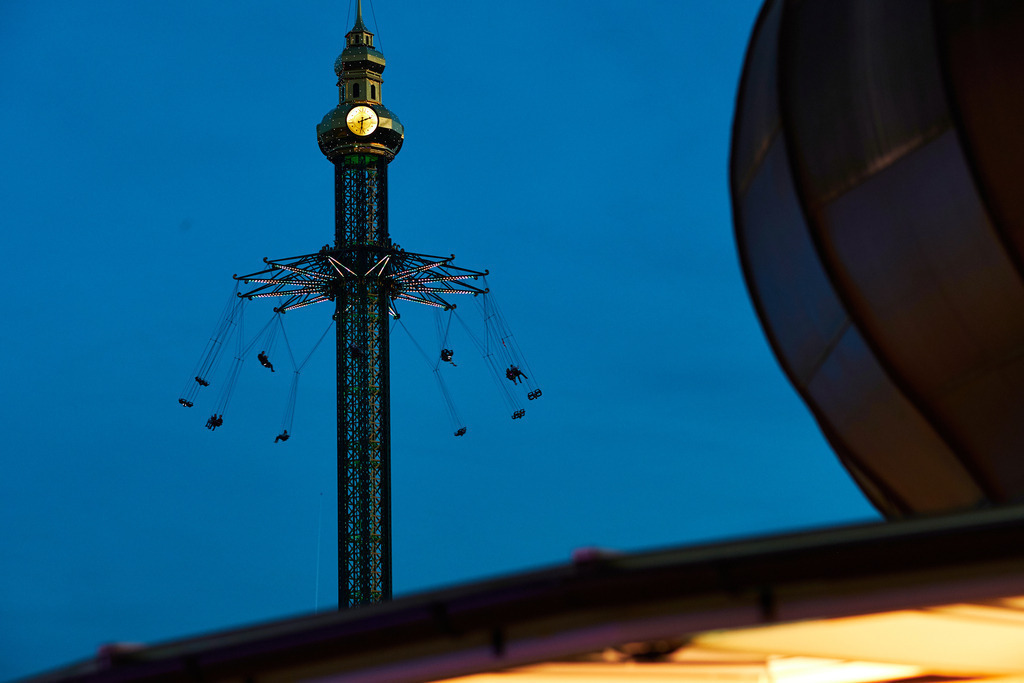 Kettenkarussell im Prater | Wien, Austria - October 23, 2019: Kettenkarussell im Prater bei Abendlicht. - Realisiert mit Pictrs.com