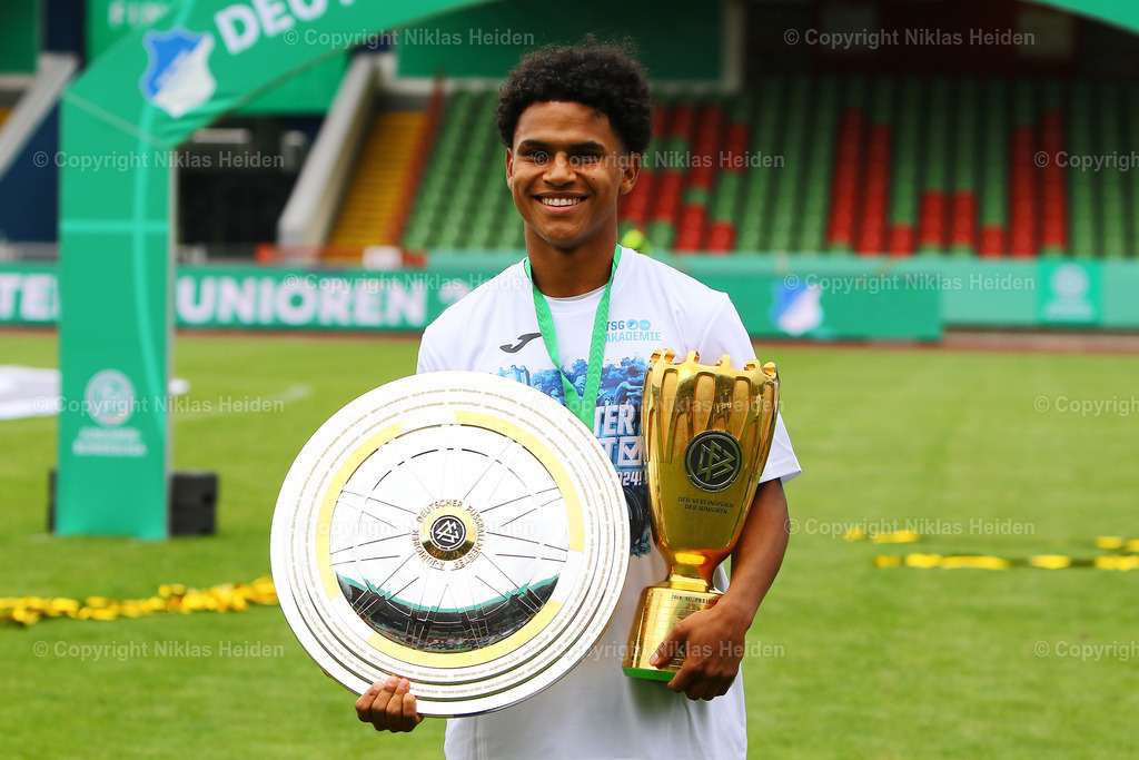 NH_BorussiaDortmundU19_TSG1899HoffenheimU19_U19Bundesliga_30052024 | #10 Juan Tiago Esteban Poller (TSG 1899 Hoffenheim U19) nach dem Spiel mit der Meisterschale und dem Pokal.

Fußball I Junioren I A-Junioren Bundesliga I Saison 2023-2024 I Finale Deutsche Meisterschaft I Borussia Dortmund U19 - TSG 1899 Hoffenheim U19 I 30.05.2024 I Stadion Niederrhein