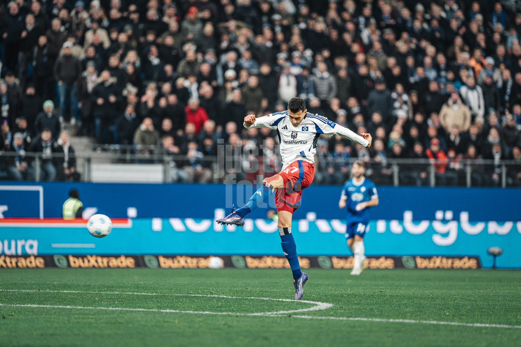 Fußball | Männer | Saison 2024/2025 | 2. Fußball-Bundesliga | 15. Spieltag | Hamburger SV vs. SV Darmstadt 98 | 08.12.2024 | Davie Selke (#27, HSV) beim Torschuss