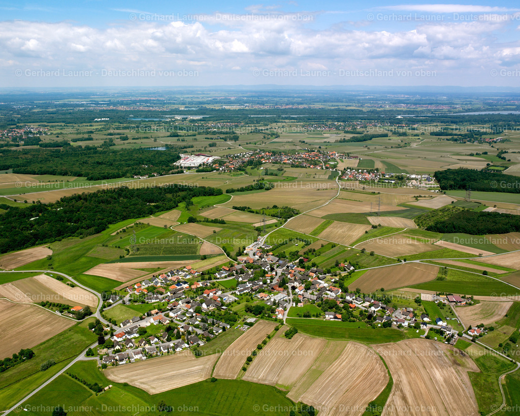 2626157 | ZIEROLSHOFEN 09.06.2006 Landwirtschaftliche Nutzflächen und Feldgrenzen  umsäumen das Siedlungsgebiet des Dorfes in Zierolshofen im Bundesland Baden-Württemberg, Deutschland // Agricultural land and field boundaries surround the settlement area of the village  in Zierolshofen in the state Baden-Wuerttemberg, Germany Foto: Gerhard Launer