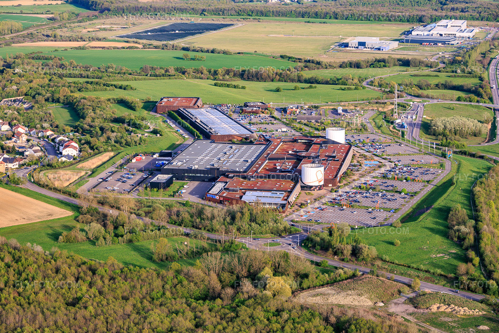 Aerial view: B'EST Shopping Centre with FNAC Farébersviller 3 and B'Fun Park in Farébersviller in the state Moselle, France.Photo: IMG_154683.jpg taken on 04/17/2026 by Werner Riehm/FLY-FOTO.comResolution of the original: 5657 x 3771 pxWWW.CENTRE-BEST.COM
