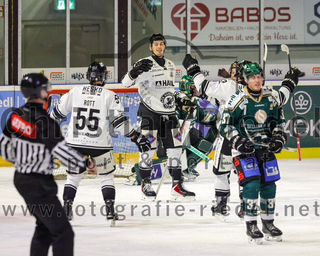 2026-01-30_109_TSV_Erding_gegen_EHF_Passau_Black_Hawks | Erding, Deutschland, 30.01.2026:Eishockey, Oberliga Süd 2025 / 2026, 42. Spieltag, TSV Erding gegen EHF Passau Black Hawks, Endergebnis: 2:6Elias Rott (EHF Passau Black Hawks, #55), Carl Larsson (EHF Passau Black Hawks, #29), Zack Nazzarett (EHF Passau Black Hawks, #12), Thomas Matheson (Erding Gladiators, #37)Foto: Christian Riedel / fotografie-riedel.net