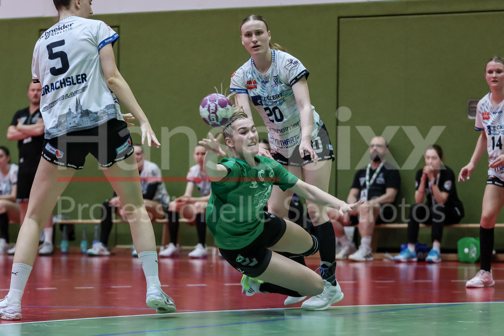 Handball, 2. Bundesliga Frauen, SV Werder Bremen - ESV 1927 Regensburg | v.li.: Luca Schumacher (SV Werder Bremen, 9) beim Wurf, am Ball, Spielszene, Aktion, Action, Julika Birmkammer (ESV 1927 Regensburg, 20)