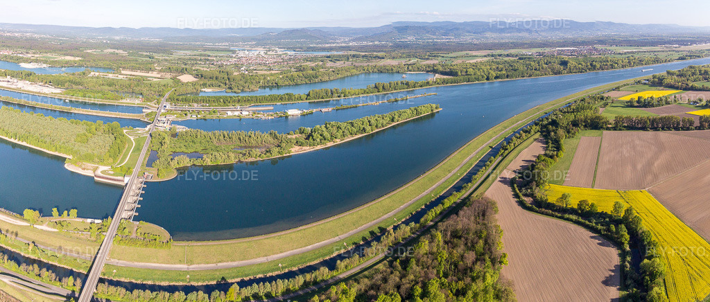 Luftbild: Rheinschleusse Iffezheim in Roppenheim im Bundesland Bas-Rhin in Frankreich. Foto: IMG_099065-Pano.jpg vom 23.04.2017 durch Werner Riehm/FLY-FOTO.de – Auflösung des Originals: 8177 x 3484 px