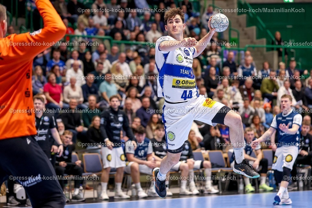 BHC11122501051 | 11.12.2025, Handball, HBL, Bergischer HC - ThSV Eisenach, Unihalle Wuppertal: Stephan Seitz (Eisenach #44) wirft auf das Tor von Torhüter Christopher Rudeck (BHC #01) 