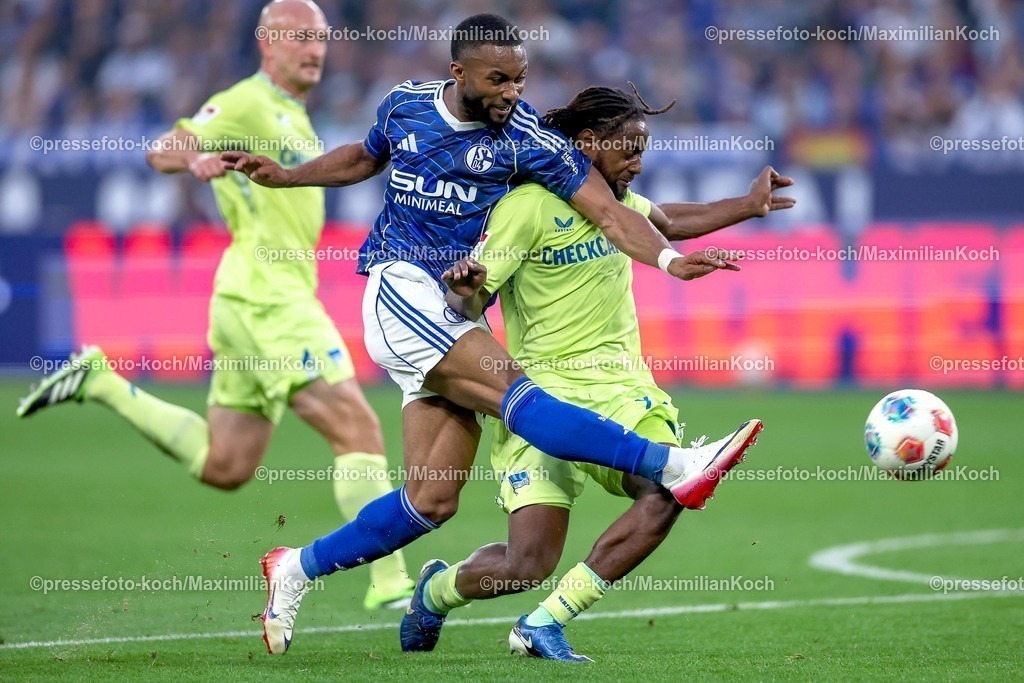 S0401082501058 | 01.08.2025, Fußball, FC Schalke 04 - Hertha BSC, 1.Spieltag, 2. Fußball Bundesliga, Veltins-Arena Gelsenkirchen, Saison 2025 2026: Moussa Sylla&nbsp;(Schalke04 #09) im Zweikampf gegen  Deyovaisio Zeefuik&nbsp;(Hertha BSC #42) DFB regulations prohibit any use of photographs as image sequences and or quasi-video.