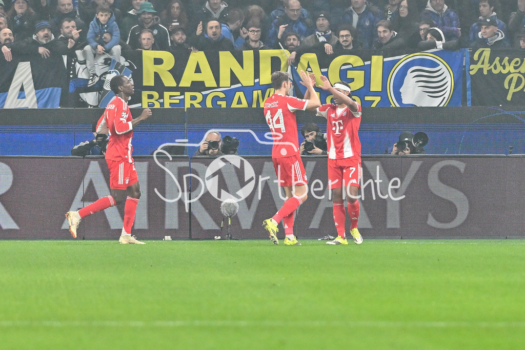 Atalanta Bergamo - FC Bayern München | BERGAMO, ITALY - 10. MARCH: Bayern celebrates the goal to makes 0-3 from Serge GNABRY (FC Bayern Munich 7) / Tor / Torschuetze / Freude / Happy during the UEFA Champions League match between Atalanta Bergamo vs. FC Bayern Munich on first leg of round of 16 at New Balance Arena