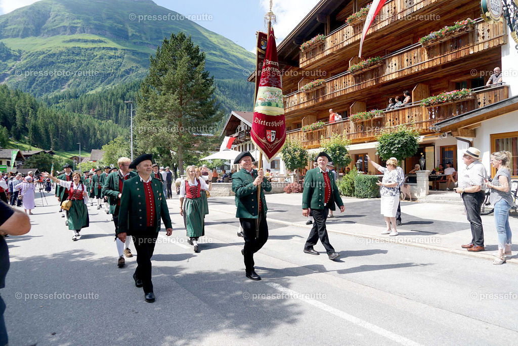 e37-news-2023-Juli23-Regimentsschuetzenfest3-Steeg-UMZUG_DORF-DSC07537 | Info aus dem Bezirk Reutte/Ausserfern Tirol sowie eine umfangreiche Bilddatenbank über die gesamte Region: Lechtal, Talkessel Reutte, Tannheimertal, Zwischentoren. Lech, Plansee, Zugspitze, Grenztunnel, B179, Fernpassstraße, Verkehr, Lawinen, Tradition, - Realisiert mit Pictrs.com