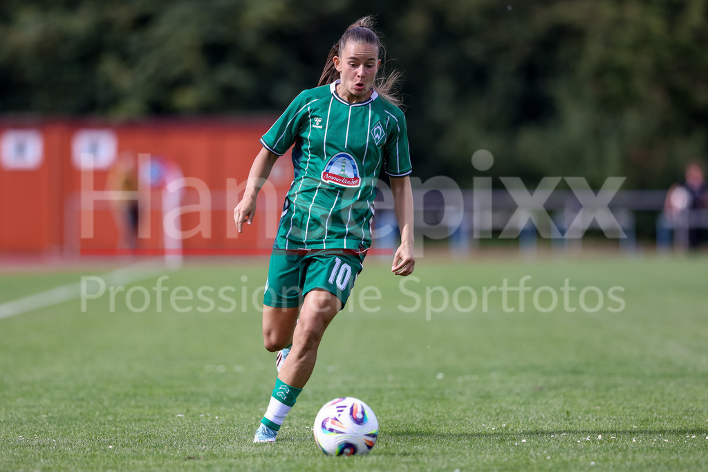 Fussball, Testspiel Frauen, SV Werder Bremen - Cerezo Osaka Yanmar Ladies | Tuana Mahmoud (SV Werder Bremen, 10) am Ball, Freisteller, Einzelbild, Ganzkörper, Aktion, Action, Spielszene