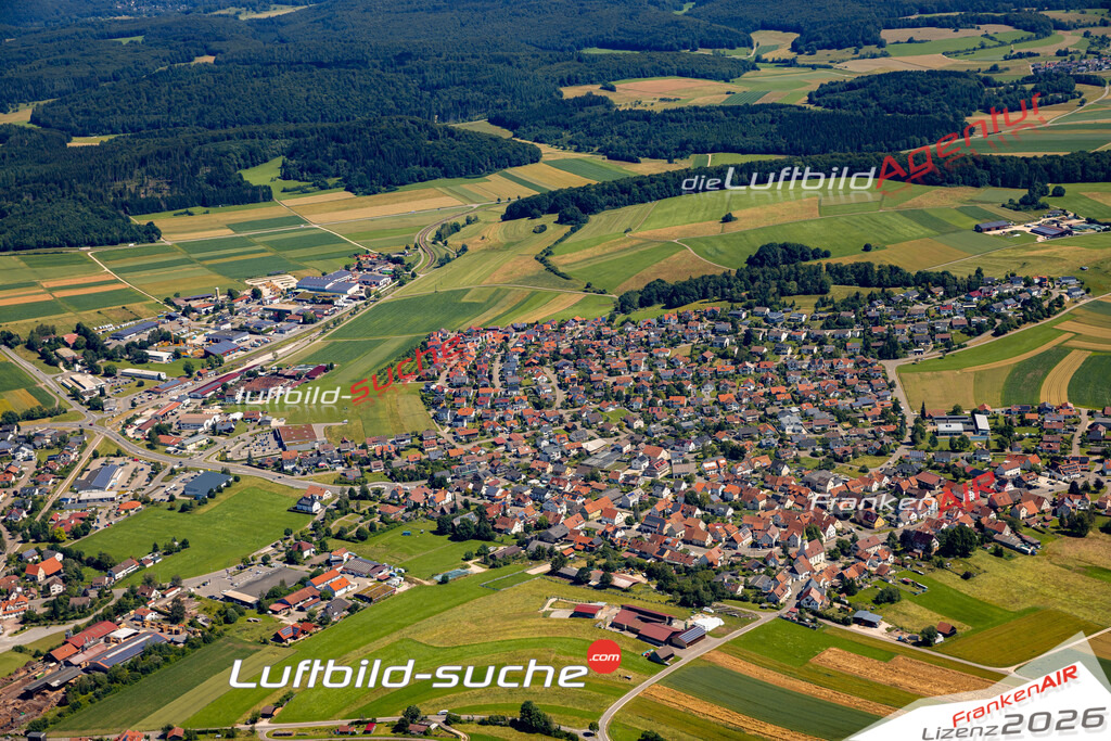 Das Luftbild zeigt : Kleinengstingen Engstingen - Die Luftaufnahme wurde 2024 vom UL-Flugzeug aus erstellt ( keine Drohne ) - Hochauflösende Luftaufnahme - Für grossformatige Ausdrucke geeignet. Die Geschenkidee !Mit Lizenz und Bildrechte bestellbar