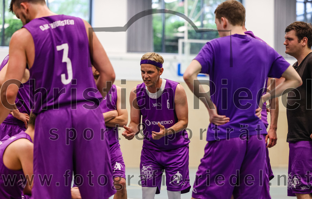 2022-05-01_057_TSV_Vaterstetten_gegen_DJK_Traunstein | Vaterstetten, Deutschland, 01.05.2022:
Basketball, Aufstiegsrunde zur Bayernliga 2021 / 2022, 5. Spieltag, TSV Vaterstetten gegen DJK Traunstein, Endergebnis: 87:79

Alexander Aigner (DJK Traunstein, #6)

Foto: Christian Riedel / fotografie-riedel.net