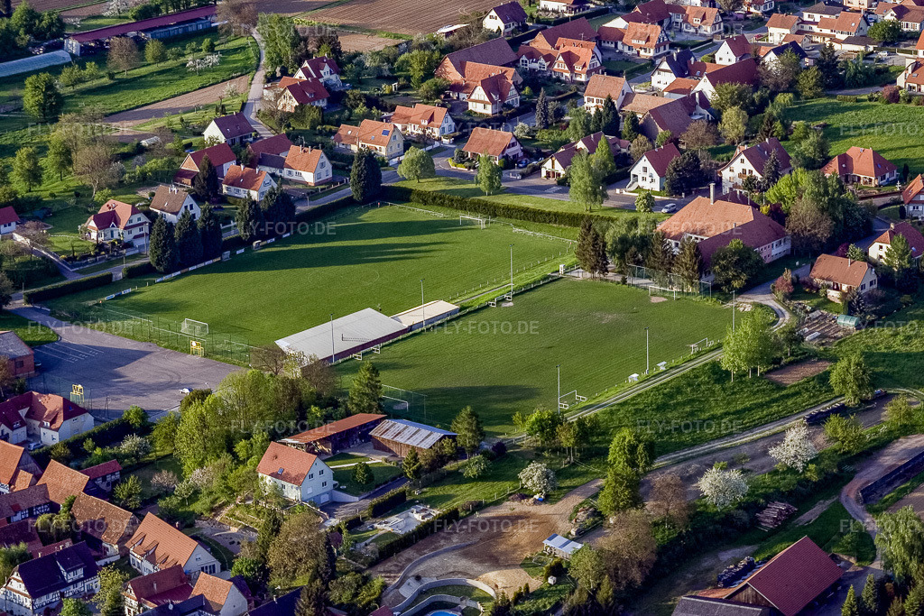 Luftbild: Ecole Primaire Mixte und Sportplatz in Seebach im Bundesland Bas-Rhin in Frankreich.Foto: IMG_10614.jpg vom 04.05.2008 durch Werner Riehm/FLY-FOTO.deAuflösung des Originals: 3456 x 2304 px