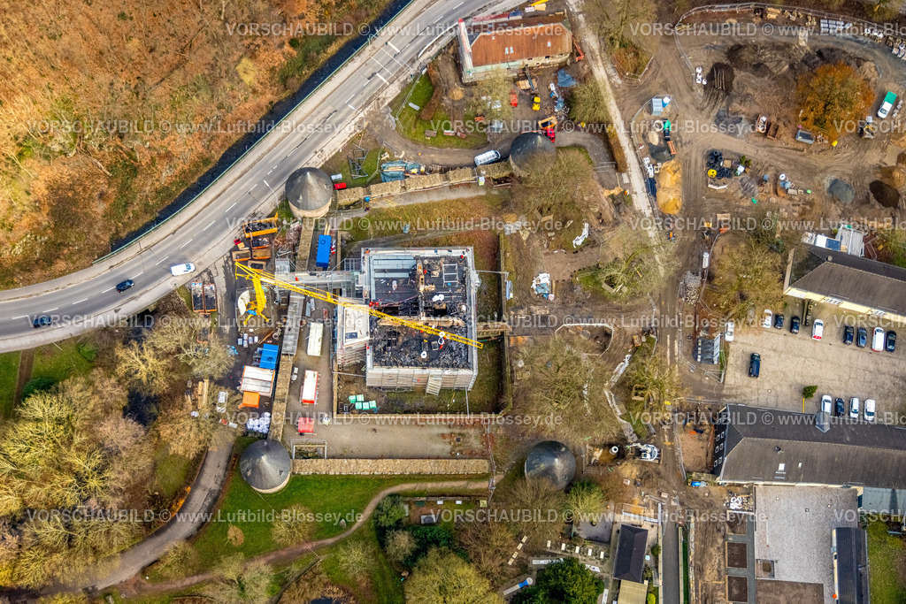 Velbert251201003Neviges | , Luftbild, Schloss Hardenberg, Aufräumarbeiten und Sicherungsarbeiten nach dem Vollbrand des Schlosses am 21.11.2025,  Umbau und Renovierung mit Baugerüst und Baukran, Neviges, Velbert, Bergisches Land, Nordrhein-Westfalen, Deutschland
