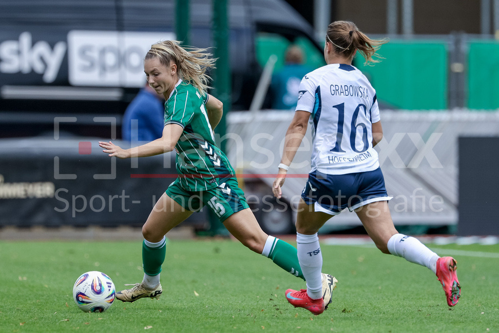 Fussball, Google Pixel Frauen-Bundesliga, SV Werder Bremen - TSG 1899 Hoffenheim | v.li.: Michelle Weiß (SV Werder Bremen, 15) und Dominika Grabowska (TSG 1899 Hoffenheim, 16) im Zweikampf, Duell, Dynamik, Aktion, Action, Spielszene, DIE DFB-RICHTLINIEN UNTERSAGEN JEGLICHE NUTZUNG VON FOTOS ALS SEQUENZBILDER UND/ODER VIDEOÄHNLICHE FOTOSTRECKEN. DFB REGULATIONS PROHIBIT ANY USE OF PHOTOGRAPHS AS IMAGE SEQUENCES AND/OR QUASI-VIDEO.