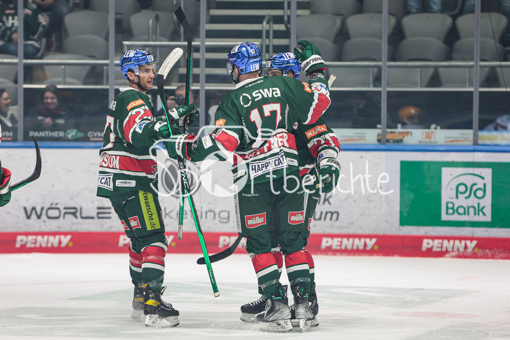 Augsburger Panther - Fischtown Pinguins Bremerhaven | Wieder freuen sich die Spieler des AEV - diesmal nach dem Tor zum 3.0 durch Ryan KUFFNER (AEV #17)