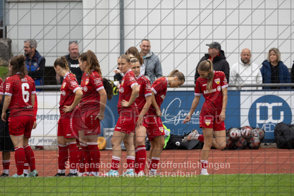 20251012_125932_0003 | #,1.FC Donzdorf (schwarz) vs. VfB Stuttgart II (rot), Fussball, Frauen-Verbandsliga Württemberg, 05. Spieltag, Saison 2025/2026, Rasenplatz Lautertal Stadion, Süßener Straße 16, 73072 Donzdorf, 12.10.2025 - 13:00 Uhr,Foto: PhotoPeet-Sportfotografie/Peter Harich