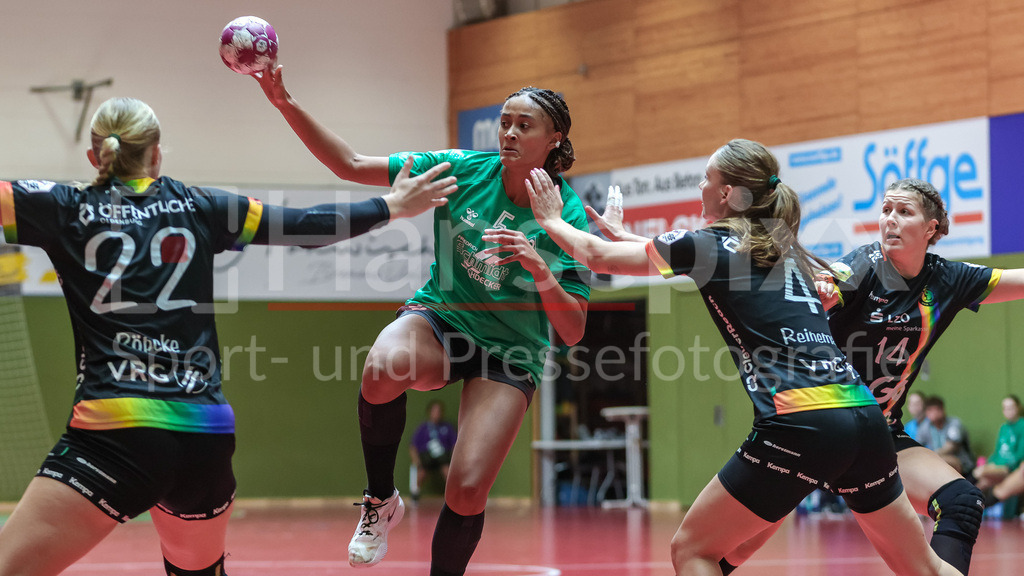 Handball, DHB-Pokal Frauen, SV Werder Bremen - VfL Oldenburg | v.li.: Lotta Röpcke (VfL Oldenburg, 22), Naomi Conze (SV Werder Bremen, 5) am Ball, Toni Reinemann (VfL Oldenburg, 4) und Marie Steffen (VfL Oldenburg, 14) im Zweikampf, Duell, Spielszene, Aktion, Action