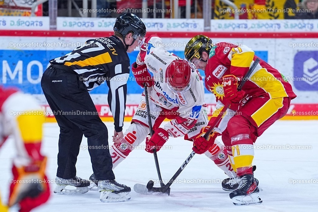 xYDRx19102501016 | 19.10.2025, xydrx, Eishockey, DEL2, Düsseldorfer EG - EV Landshut, PSD Bank Dome Düsseldorf: David Stieler (EV Landshut #21) im Zweikampf gegen Ture Linden (Düsseldorfer EG #71)