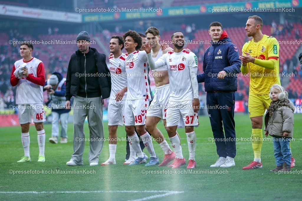 1FC09022501063 | 09.02.2025, Fußball, 1. FC Köln - FC Schalke 04, 2.. Fußball Bundesliga, 21. Spieltag, RheinEnergie-STADION, Saison 2024 2025: Abschlussjubel nach dem 1:0 Sieg - Die Kölner Mannschaft steht jubelnd vor der Südkurve und feiert tanzend und jubelnd zusammen. Max Finkgräfe (FC Köln #35)  Neo Telle (FC Köln #49) Linton Maina (FC Köln #37) Torwart Marvin Schwäbe (FC Köln #1)DFB regulations prohibit any use of photographs as image sequences and or quasi-video.
