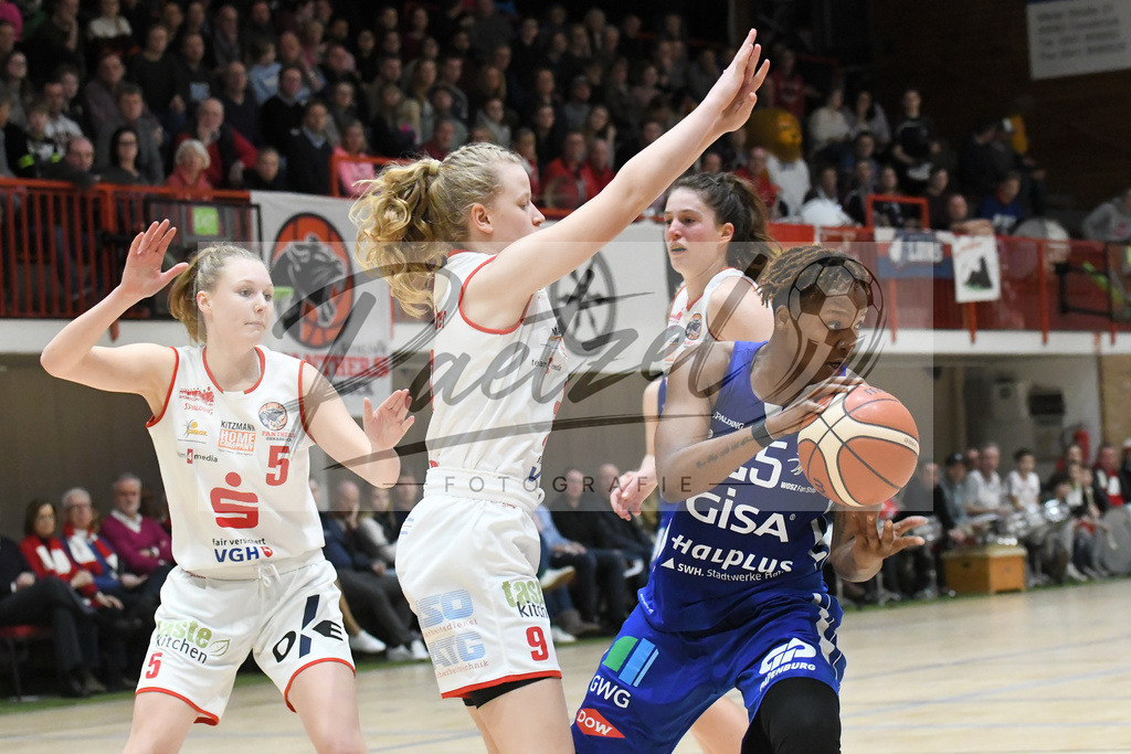 20200126_PANHAL_0089 | Basketball, Frauen: Emma Eichmeyer (GiroLive-Panthers Osnabrück) und Christin Yuri Mercer (GISA LIONS SV Halle) im Zweikampf beim Spiel der Toyota DBBL zwischen GiroLive-Panthers Osnabrück vs. GISA LIONS SV Halle am 26.01.2020 im Panthers Dome in Osnabrück, Deutschland.(Foto von Nico Paetzel) - Realisiert mit Pictrs.com