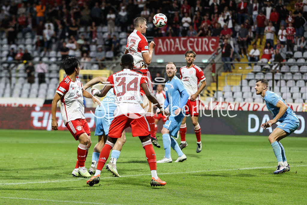 FC Bayern Amateure - Türkgücü München | Die Amateure gewinnen ein Kopfballduell im Strafraum der Gaeste, koennen das Spiel aber nicht fuer sich entscheiden