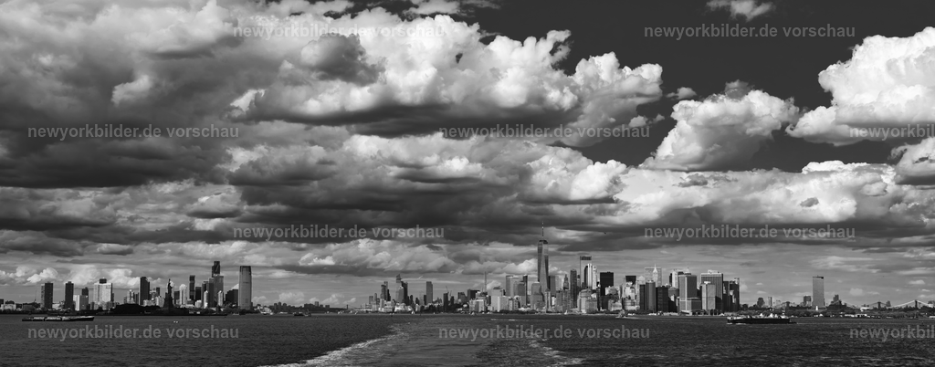 Manhattan Skyline vom Wasser in B&amp;W – Blick von der Staten Island Ferry mit Hudson River, Jersey City und Brooklyn | Vom Heck der Staten Island Ferry öffnet sich ein Bild, das die Seele von New York einfängt: Die Skyline von Manhattan erhebt sich stolz in der Mitte, eingerahmt vom glitzernden Hudson River. Links Jersey City, rechts Brooklyn – ein Panorama, das Freiheit, Weite und die unvergleichliche Energie dieser Metropole ausstrahlt