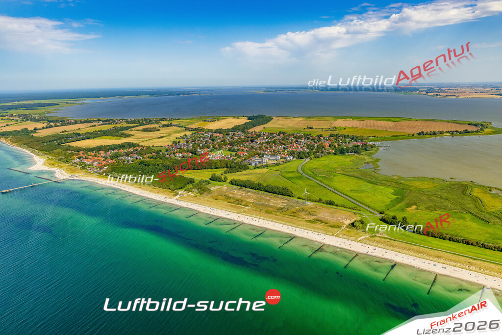 Luftbild der Stadt Wustrow - Das Luftbild wurde 2025 vom UL-Flugzeug heraus erstellt ( keine Drohnenaufnahme ) - Hochauflösende Luftaufnahme - für Wandbilder und großformatige Ausdrucke geeignet. Das besondere Geschenk!Hier alle&nbsp;Infos zur Lizenzierung der LuftaufnahmeWir fliegen auch dieses Jahr wieder in Ihre Region um Luftbilder zu erstellen.- Luftbild anfragen