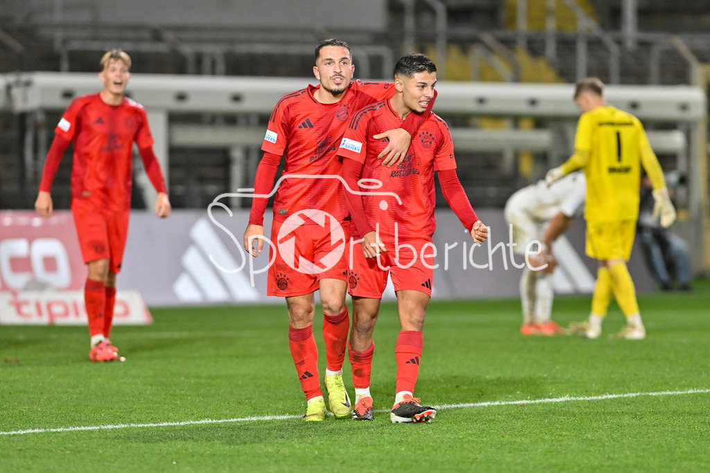 FC Bayern Amateure - TSV Schwaben Augsburg | Jubel der Bayern Amateure nach dem Treffer zum 3-0 durch Davide Dell´ERBA (FC Bayern München II #3) / Freude / Happy / Tor / Torschuetze / Regionalliga Bayern: FC Bayern Muenchen II - TSV Schwaben Augsburg, Gruenwalder Stadion am am 25.10.2024 / Arijon IBRAHIMOVIC (FC Bayern München II #10)