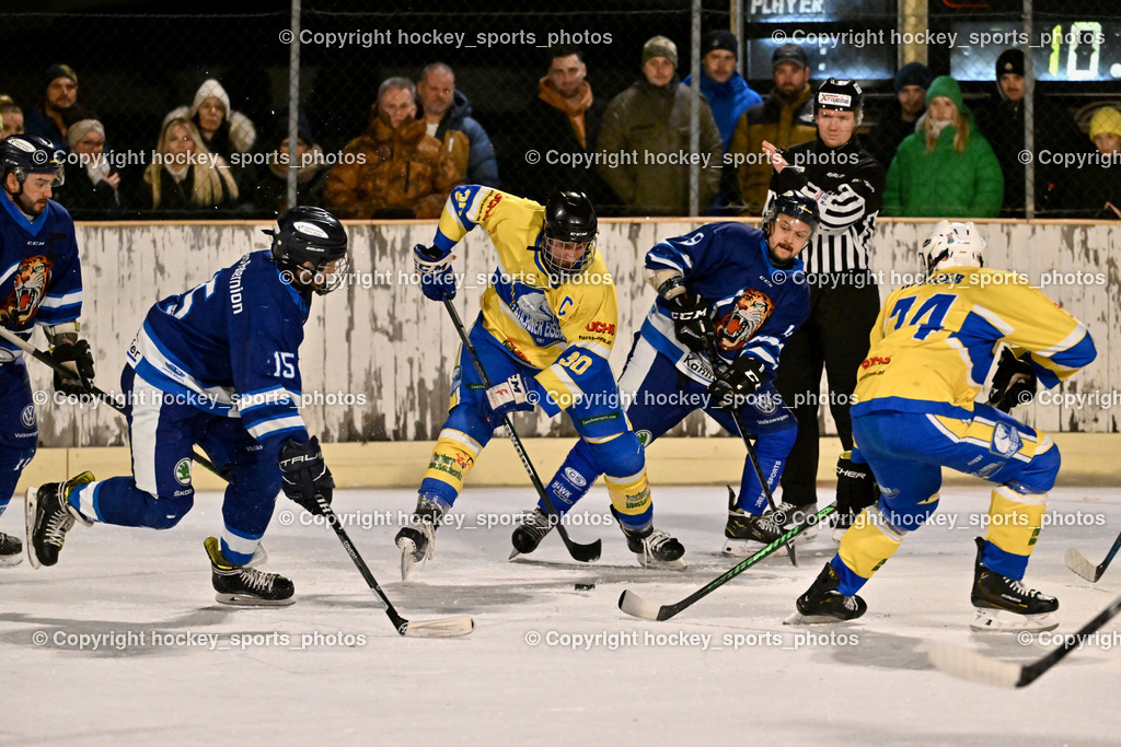 ELV Zauchen vs. EC Tigers Paternion  | #15 Rauter Johann EC Tigers Paternion, #30 Müller Samuel ELV Zauchen, #19 Kampitsch Lukas EC Tigers Paternion, #74 Spitzer Patrick ELV Zauchen, UNTERWEGER Dominik Referee, ELV Zauchen vs. EC Tigers Paternion , ELV Zauchen vs. EC Tigers Paternion  am 02.01.2025 in Eisoval Zauchen (Stadthalle Villach), Austria, (Photo by Bernd Stefan)