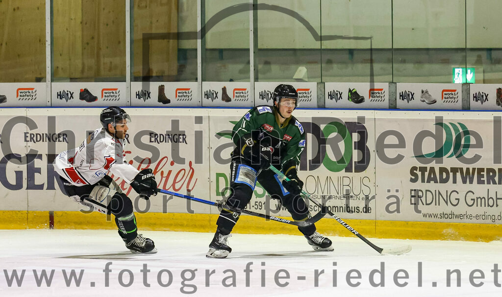 2022-11-06_016_TSV_Erding_gegen_EHC_Koenigsbrunn | Erding, Deutschland, 06.11.2022:
Eishockey, Bayernliga 2022 / 2023, 11. Spieltag, TSV Erding gegen EHC Königsbrunn, Endergebnis: 1:7

Sebastian Busch (Erding Gladiators, #11)

Foto: Christian Riedel / fotografie-riedel.net