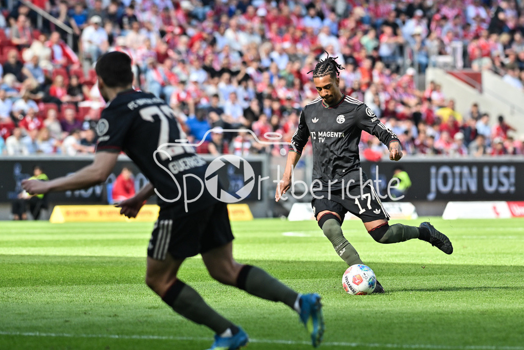 1. FSV Mainz 05 - FC Bayern München | MAINZ, GERMANY - 25. APRIL: am Ball Michael OLISE (FC Bayern Munich 17) während dem Bundesligamatch zwischen dem 1. FSV Mainz 05 und dem FC Bayern München am 31. Spieltag in der MEWA Arena / DFL REGULATIONS PROHIBIT ANY USE OF PHOTOGRAPHS AS IMAGE SEQUENCES AND/OR QUASI-VIDEO