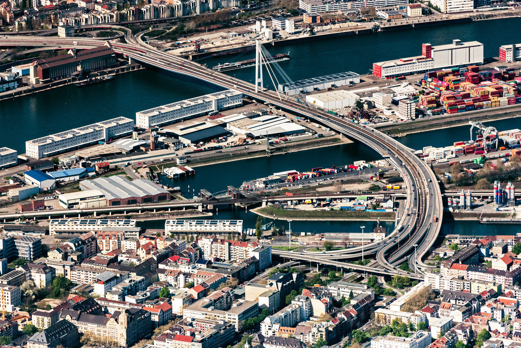 dr__0022101.jpg | MANNHEIM 11.04.2019 Fluß - Brückenbauwerk Kurt-Schumacher-Brücke über den Rhein im Vordergrund der Mannheimer-Handelshafen in Mannheim im Bundesland Baden-Württemberg, Deutschland. // River - bridge construction Kurt-Schumacher-Bruecke ueber den Rhein in Mannheim in the state Baden-Wurttemberg, Germany. Foto: Daniel Reiter