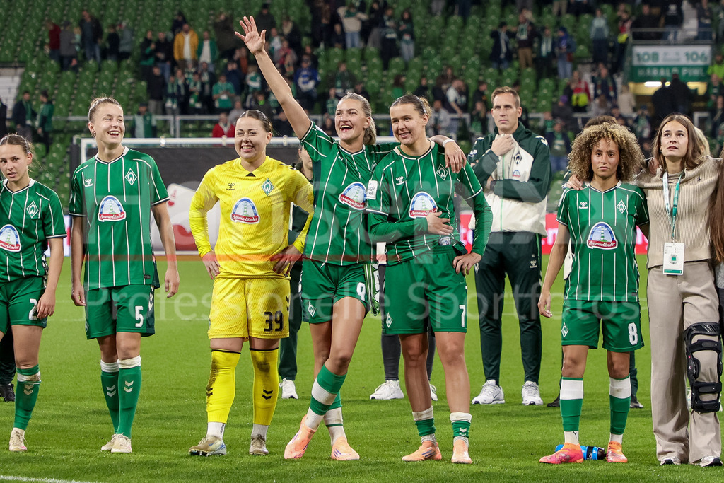 Fussball, Google Pixel Frauen-Bundesliga, SV Werder Bremen - Hamburger SV | v.li.: Michelle Ulbrich (SV Werder Bremen, 5), Mariella El Sherif (Torhüterin, Torwart, SV Werder Bremen, 39), Medina Desic (SV Werder Bremen, 9) und Larissa Mühlhaus (SV Werder Bremen, 7)Spielerinnen des SV Werder Bremen mit Jubel über den Sieg, Freude über das gewonnene Spiel, bedanken sich bei den Fans, Zuschauern für die Unterstützung, DIE DFB-RICHTLINIEN UNTERSAGEN JEGLICHE NUTZUNG VON FOTOS ALS SEQUENZBILDER UND/ODER VIDEOÄHNLICHE FOTOSTRECKEN. DFB REGULATIONS PROHIBIT ANY USE OF PHOTOGRAPHS AS IMAGE SEQUENCES AND/OR QUASI-VIDEO.