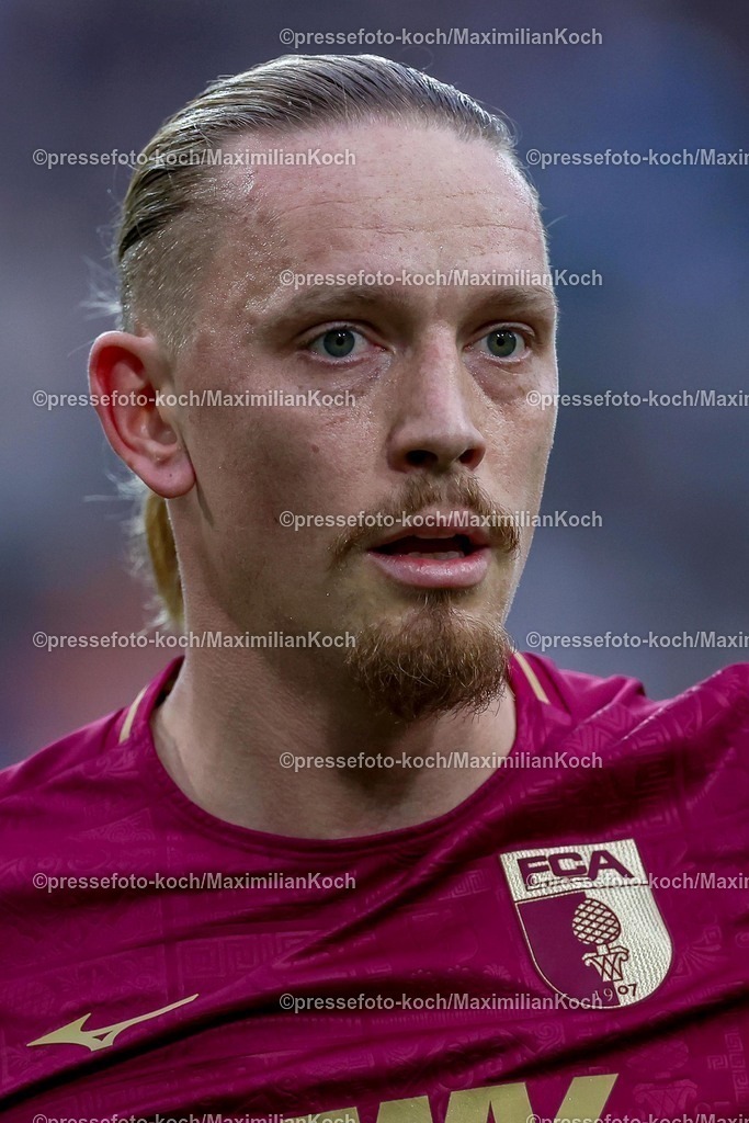 BMG21022502137 | 22.02.2025, Fußball, Borussia Mönchengladbach - FC Augsburg, 1. Fußball Bundesliga, Borussia-Park, Saison 2024 2025: Marius Wolf (FC Augsburg #11)DFB regulations prohibit any use of photographs as image sequences and or quasi-video.