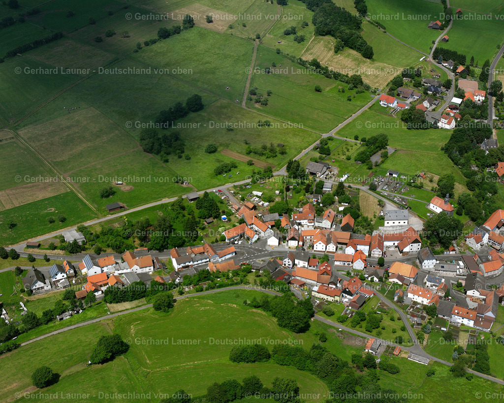 2614556 | ELPENROD 09.06.2006 Landwirtschaftliche Nutzflächen und Feldgrenzen  umsäumen das Siedlungsgebiet des Dorfes in Elpenrod im Bundesland Hessen, Deutschland // Agricultural land and field boundaries surround the settlement area of the village  in Elpenrod in the state Hesse, Germany Foto: Gerhard Launer