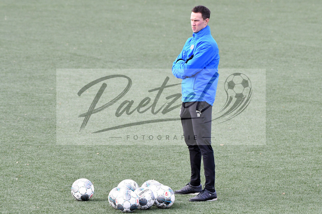 20200131_TRAOSN_0011 | Fußball, Herren: Co-Trainer Tim Danneberg (VfL Osnabrueck) schaut waehrend der Trainingseinheit des VfL Osnabrueck im Sportpark Illoshoehe am 31.01.2020 in Osnabrueck, Deutschland. - Realisiert mit Pictrs.com