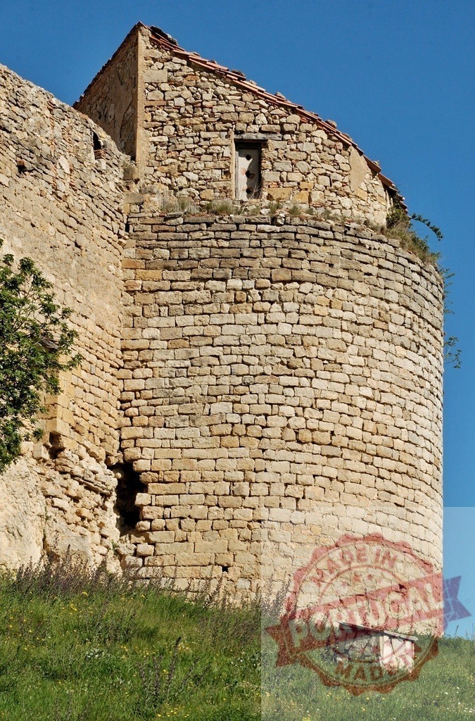 Old stone medieval castle tower ruin in France | Ancient stone fortress tower standing on a grassy hill under a clear blue sky - Realized with Pictrs.com