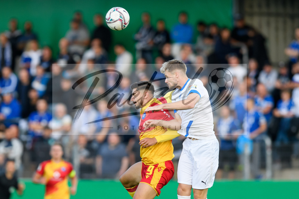 LOTKSC20210809_053 | Fussball, Herren: Malik Batmaz (Karlsruher SC) und Dominic Minz (Sportfreunde Lotte) im Zweikampf beim Spiel der 1. Runde im DFB-Pokal zwischen SF Lotte und Karlsruher SC im Stadion am Lotter Kreuz am 09.08.2021 in Lotte, Deutschland.DFB / DFL REGULATIONS PROHIBIT ANY USE OF PHOTOGRAPHS AS IMAGE SEQUENCES AND/OR QUASI-VIDEO. - Realisiert mit Pictrs.com