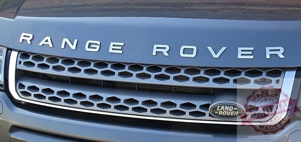 Range Rover Land Rover luxury SUV radiator grille | Range Rover brand lettering on a car hood with the Land Rover emblem and honeycomb grille - Realisiert mit Pictrs.com