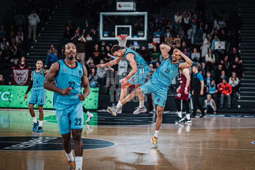 Basketball | Männer | Saison 2024/2025 | BKT EuroCup | Veolia Towers Hamburg vs. 7Bet-Lietkabelis Panevezys | 21.01.2025 | Jubel in der Luft v.l. Brae Ivey (#1, Veolia Towers Hamburg) und Jordan Barnett (#21, Veolia Towers Hamburg)