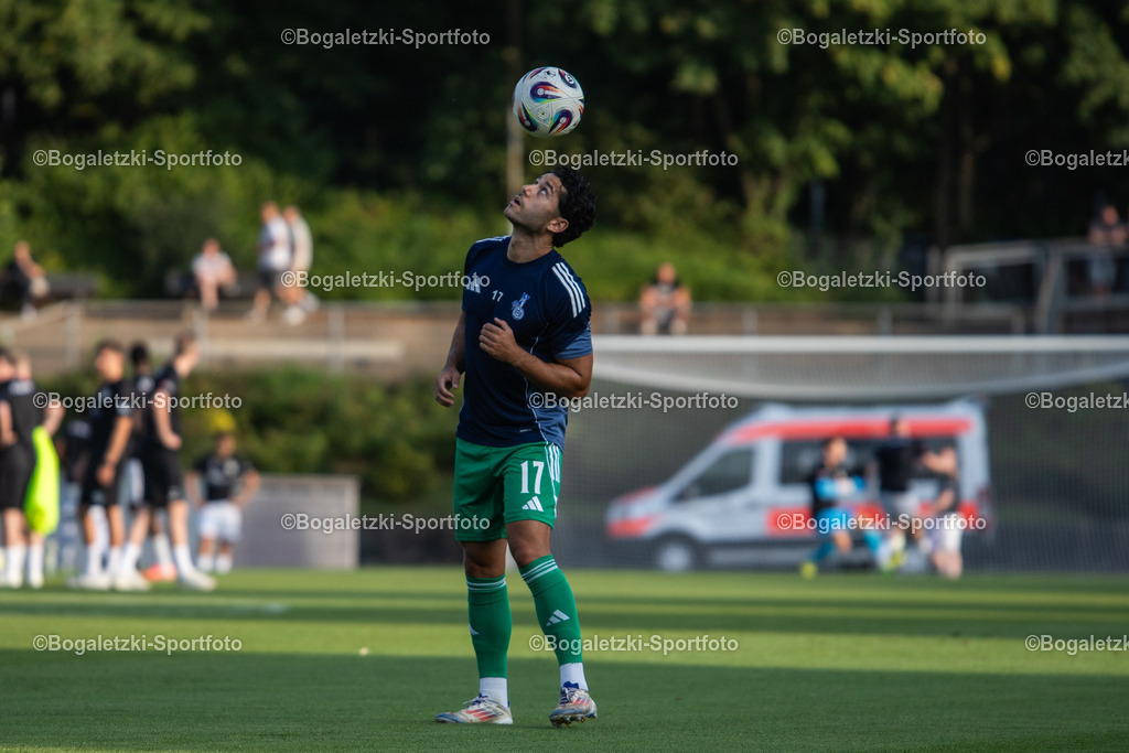 Mert Göckan jongliert Ball | 20.08.2025, Fußball, SC Victoria Mennrath - MSV Duisburg, Niederrheinpokal, Saison 2025/26: Mert Göckan (MSV Duisburg #17) jongliert den Ball beim Aufwärmen - Realisiert mit Pictrs.com