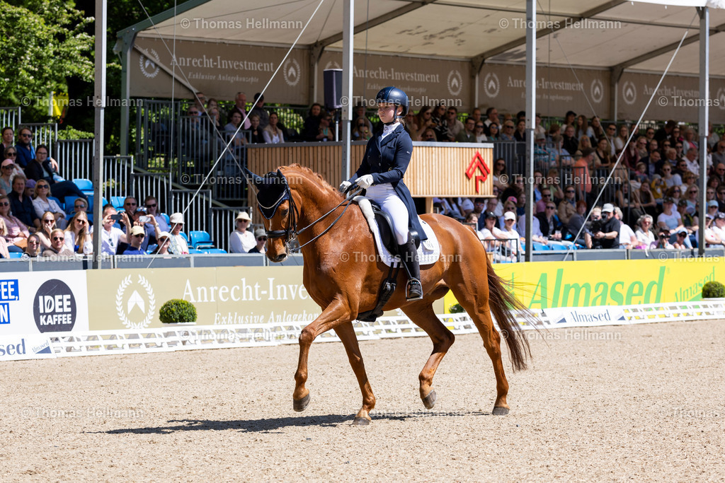 TH_556-BURSCHIK Kim (GER)_ Van Victorio BD_17707 | Deutsches Spring- und Dressur-Derby 2024 am 11.05.24 in Hamburg, 556BURSCHIK Kim (GER), Van Victorio BD