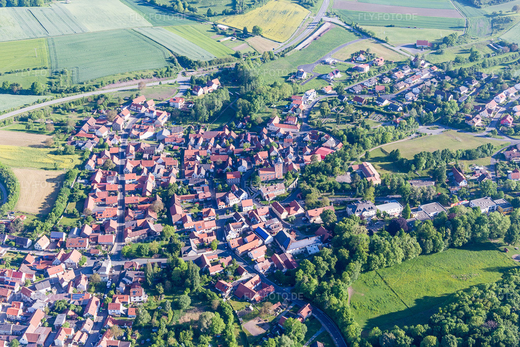 Luftbild: Ortsansicht der Straßen und Häuser der Wohngebiete im Ortsteil Oberlauringen in Stadtlauringen im Bundesland Bayern in Deutschland. Foto: IMG_100016.jpg vom 26.05.2017 durch Werner Riehm/FLY-FOTO.de
