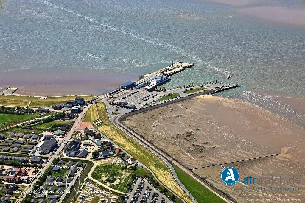 Luftbild, Nordsee, Dagebuell Mole, Bahnhof, Fähranleger, Schiffsanleger | Hafen Dagebüll: Der Hafen bietet Einkaufsmöglichkeiten, einen Strand und Ferienhäuser. Es gibt Roll-On/Roll-Off-Terminals und einen Seiteneinstieg mit Fahrkartenautomat.