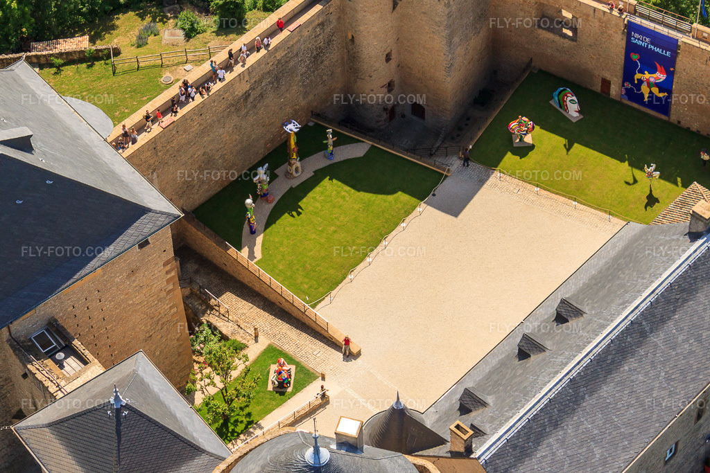 Aerial view: Château de Malbrouck with Expo. Niki de Saint Phalle in Manderen in the state Moselle, France. – Photo: IMG_29647.jpg taken on 06/27/2010 by Werner Riehm/FLY-FOTO.com – Resolution of the original: 3902 x 2601 px – Château de Malbrouck - Moselle Culture