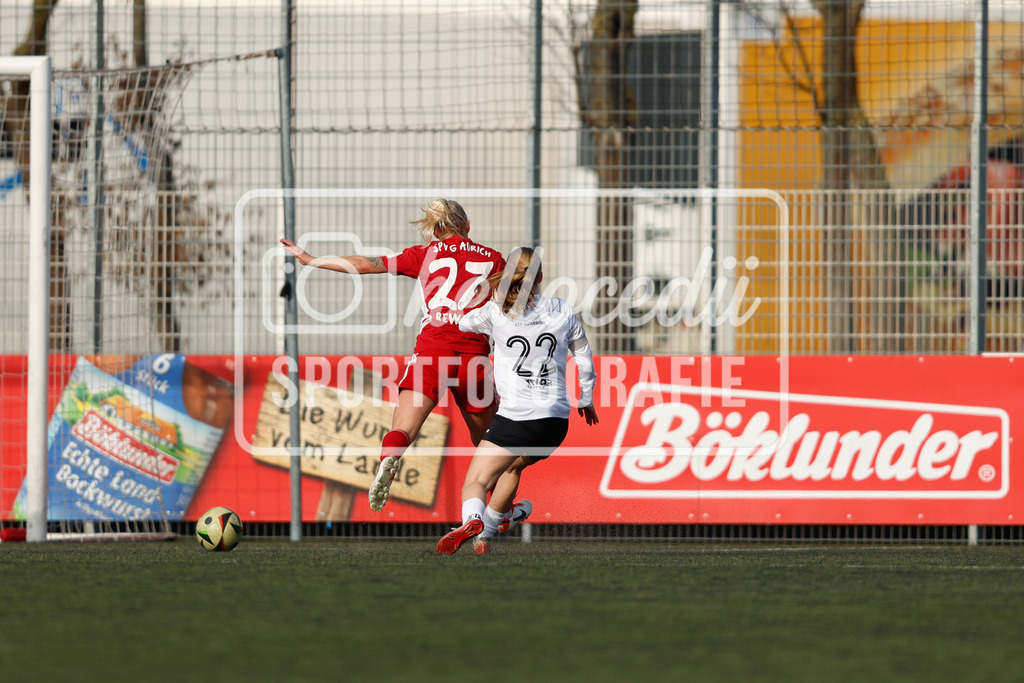 Fußball I Frauen I Saison 2025-2026 I Testspiel I FSV Gütersloh - SpVg Aurich-35 | Aylin Rewohl (27, SpVg Aurich) Anna Stockmann (22, FSV Gütersloh) - Realisiert mit Pictrs.com