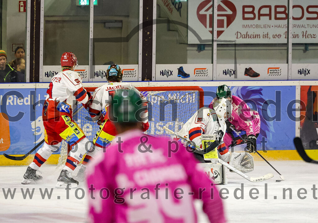 2025-10-24_051_TSV_Erding_gegen_Deggendorfer_SC | Erding, Deutschland, 24.10.2025:Eishockey, Oberliga Süd 2025 / 2026, 11. Spieltag, TSV Erding gegen Deggendorfer SC, Endergebnis: 2:4Dylan Jackson (Deggendorfer SC, #15), Sebastian Graf (Deggendorfer SC, #1)Foto: Christian Riedel / fotografie-riedel.net